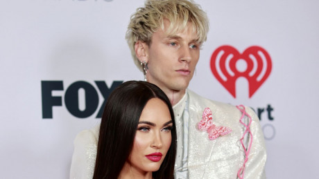 Megan Fox S Engagement Ring Machine Gun Kelly Designed It To Hurt Off