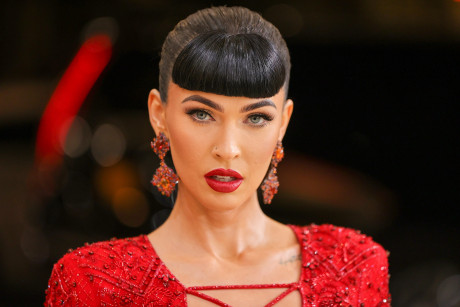 Megan Fox S Met Gala 2021 Hair Featured Blunt Bangs And An Ultra Braid